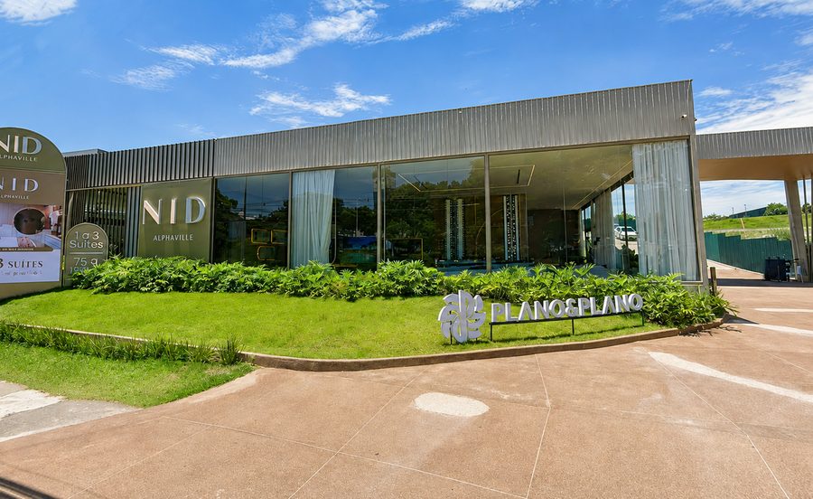 Stand de vendas do empreendimento NID, com fachada em vidro e paisagismo