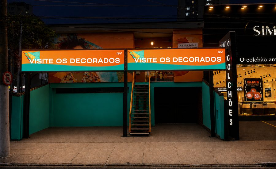 Fachada comercial com comunicação visual em laranja e turquesa
